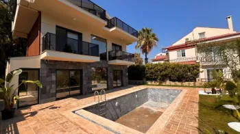 Detached Calis family home with pool and garden